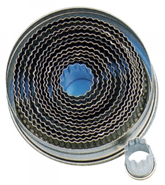 Contacto Round Fluted Cutters tin, 14 piece set complete with ti