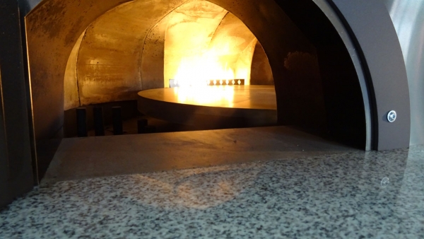 Hybrid pizza oven MIX120RK with wood and gas, dome with silicone coating, 135 pizzas á Ø 30 cm per hour, rotating and unheated baking surface, weight 1,950 kg