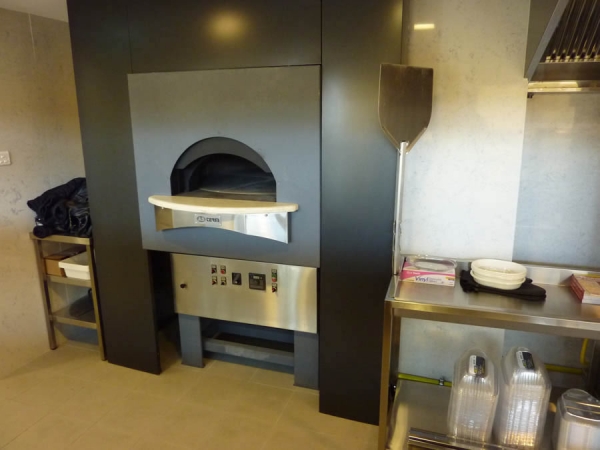 Gas pizza oven GR160S-B0, metal housing with brick elements, 270 pizzas á Ø 30 cm per hour, rotating and not separately heated baking surface, weight 2.300 kg